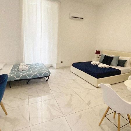 Domus Luigi Leone II Bed & Breakfast เนเปิลส์ ภายนอก รูปภาพ