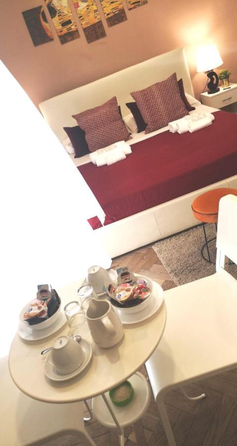 Domus Luigi Leone II Bed & Breakfast เนเปิลส์ ภายนอก รูปภาพ