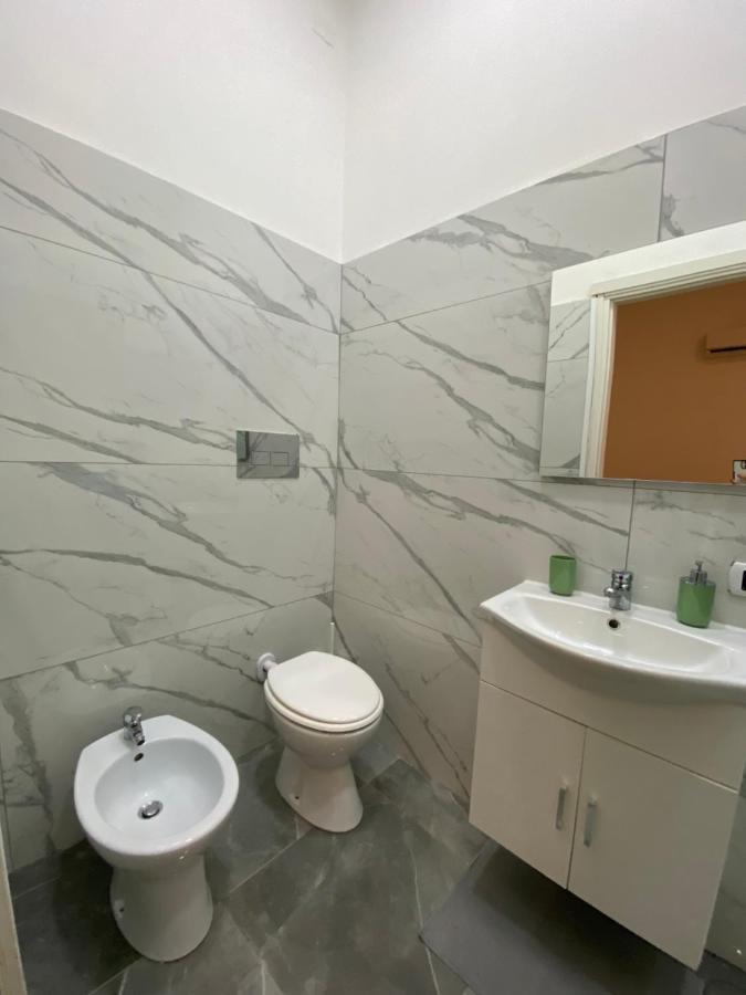 Domus Luigi Leone II Bed & Breakfast เนเปิลส์ ภายนอก รูปภาพ