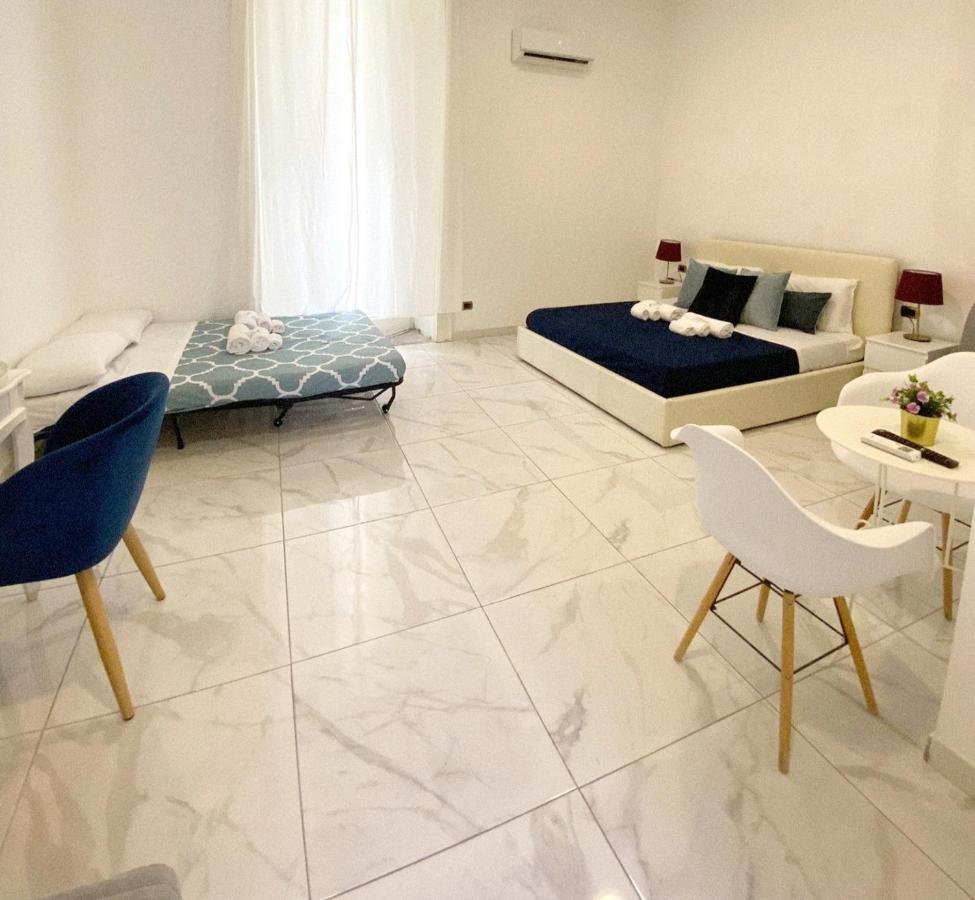 Domus Luigi Leone II Bed & Breakfast เนเปิลส์ ภายนอก รูปภาพ