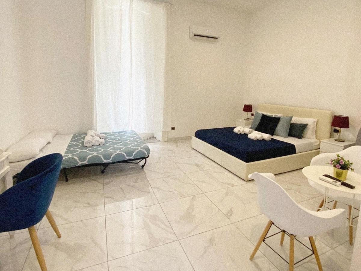 Domus Luigi Leone II Bed & Breakfast เนเปิลส์ ภายนอก รูปภาพ