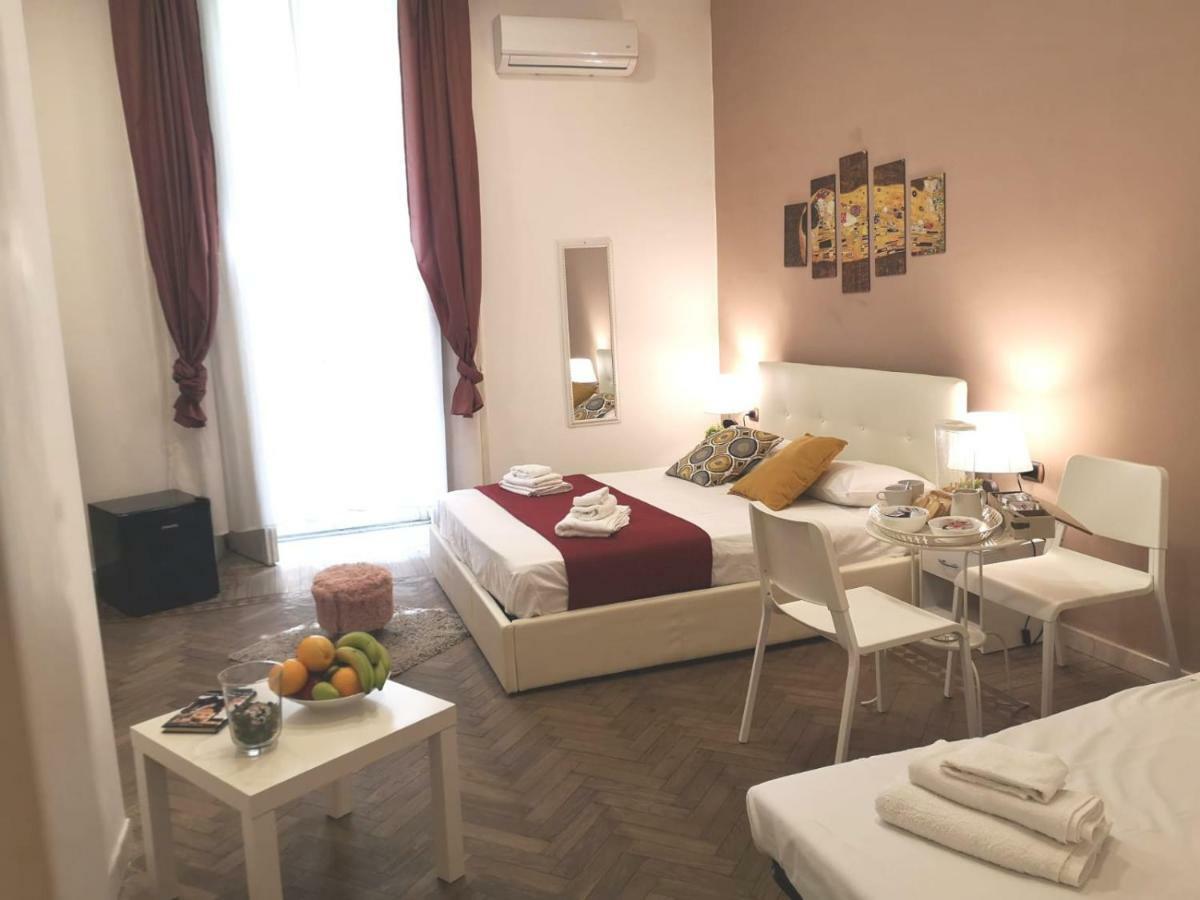 Domus Luigi Leone II Bed & Breakfast เนเปิลส์ ภายนอก รูปภาพ