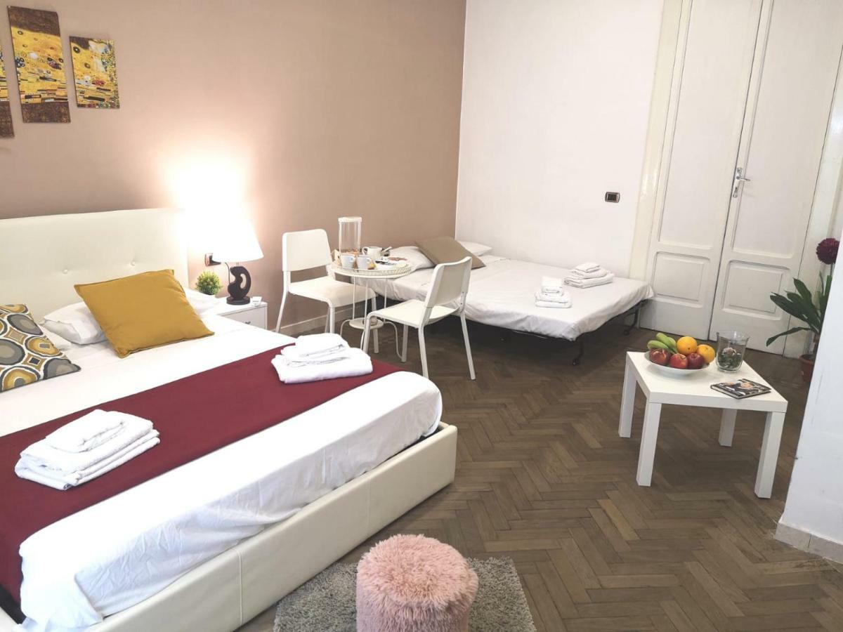 Domus Luigi Leone II Bed & Breakfast เนเปิลส์ ภายนอก รูปภาพ