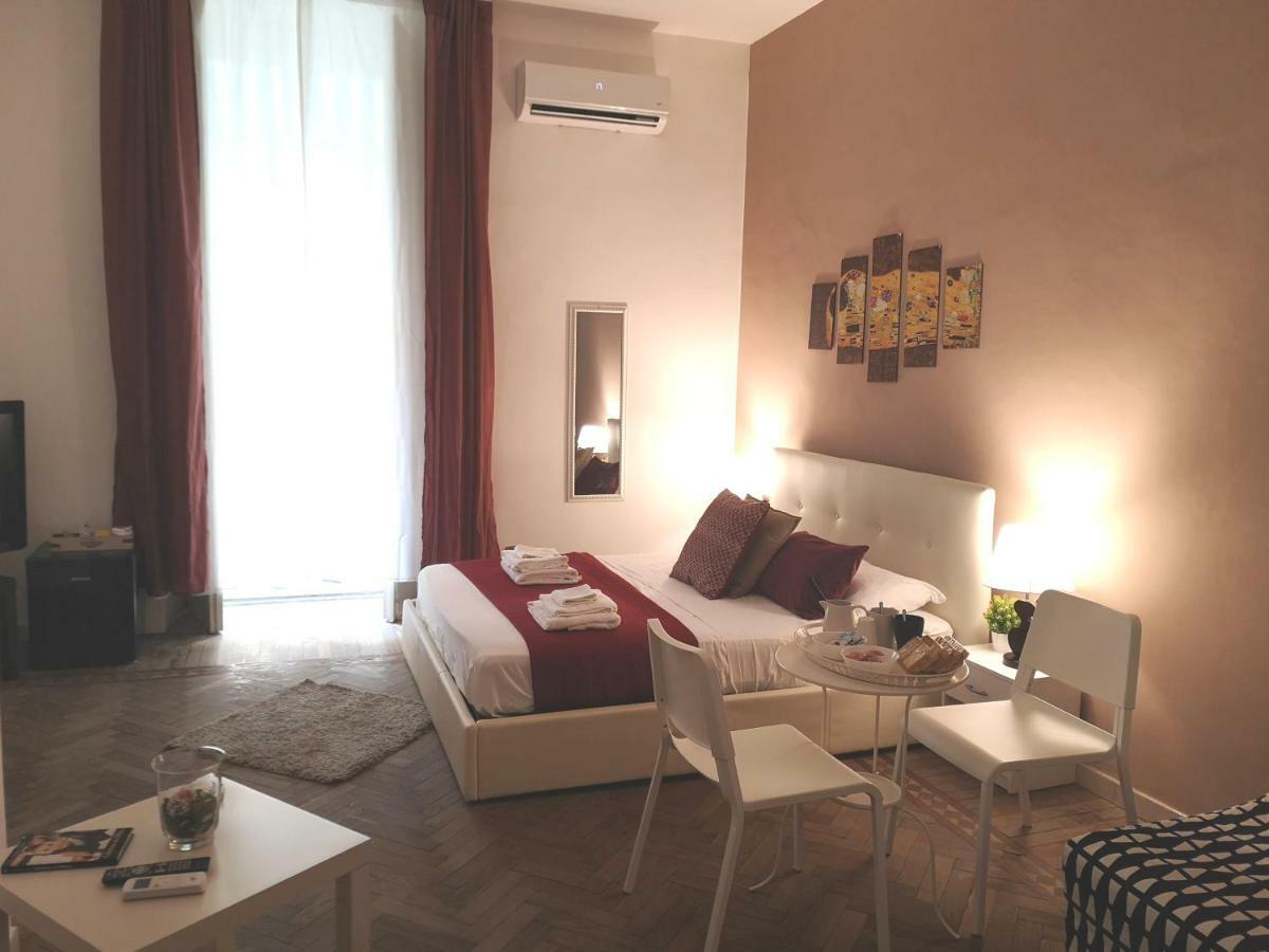 Domus Luigi Leone II Bed & Breakfast เนเปิลส์ ภายนอก รูปภาพ