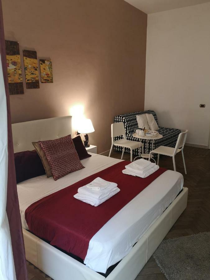 Domus Luigi Leone II Bed & Breakfast เนเปิลส์ ภายนอก รูปภาพ