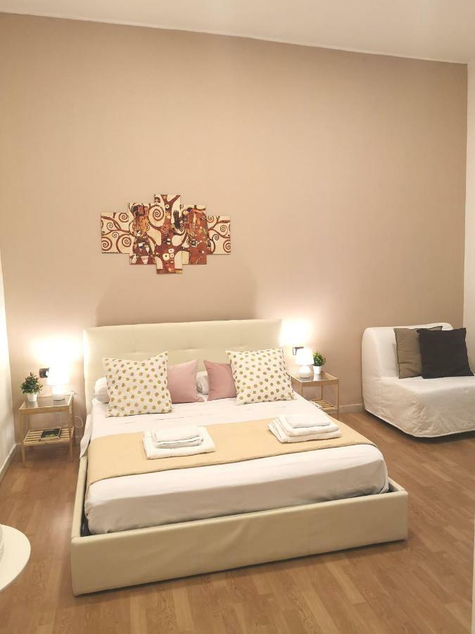 Domus Luigi Leone II Bed & Breakfast เนเปิลส์ ภายนอก รูปภาพ