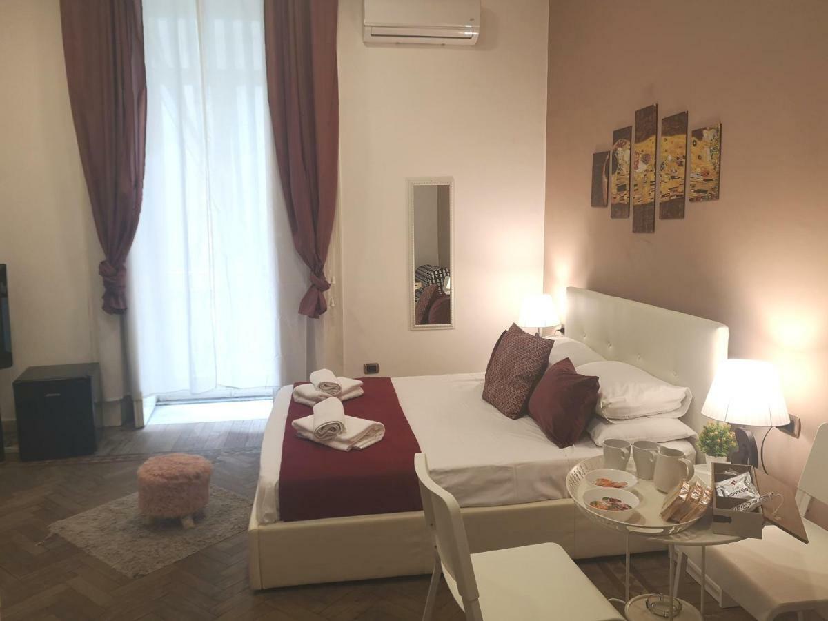 Domus Luigi Leone II Bed & Breakfast เนเปิลส์ ภายนอก รูปภาพ