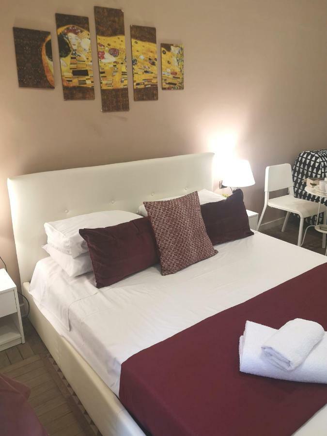 Domus Luigi Leone II Bed & Breakfast เนเปิลส์ ภายนอก รูปภาพ