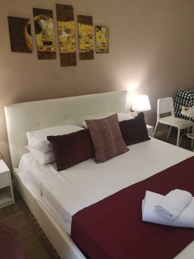 Domus Luigi Leone II Bed & Breakfast เนเปิลส์ ภายนอก รูปภาพ