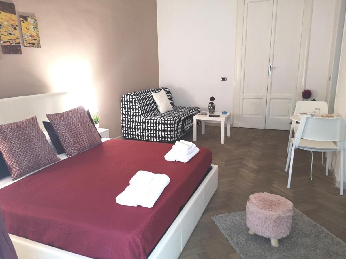 Domus Luigi Leone II Bed & Breakfast เนเปิลส์ ภายนอก รูปภาพ