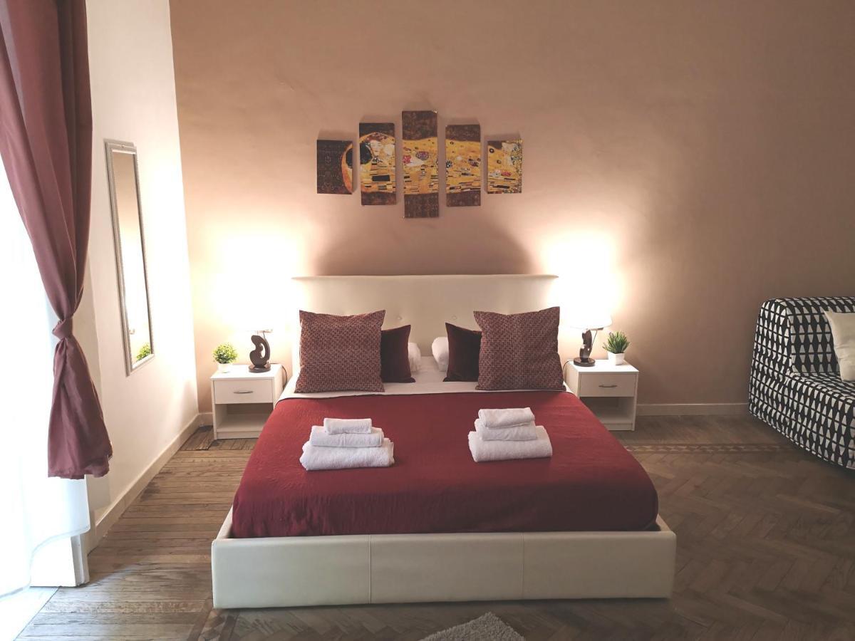 Domus Luigi Leone II Bed & Breakfast เนเปิลส์ ภายนอก รูปภาพ