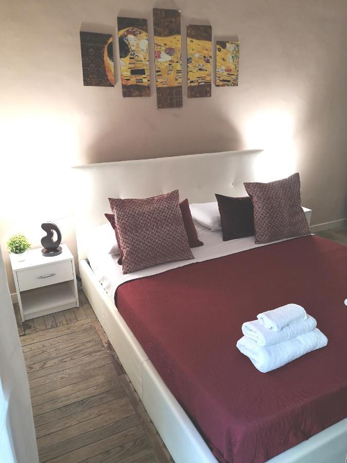 Domus Luigi Leone II Bed & Breakfast เนเปิลส์ ภายนอก รูปภาพ