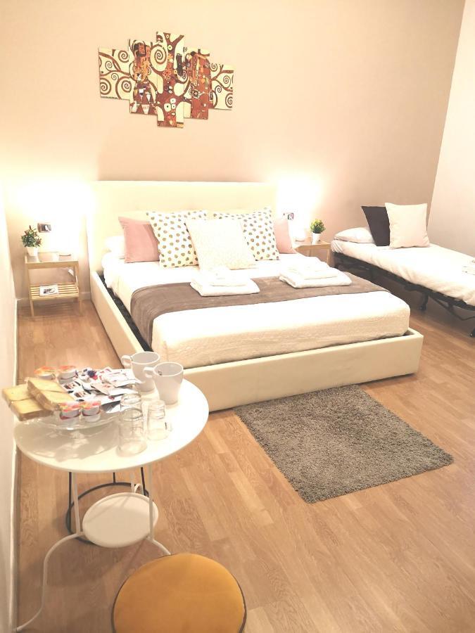 Domus Luigi Leone II Bed & Breakfast เนเปิลส์ ภายนอก รูปภาพ