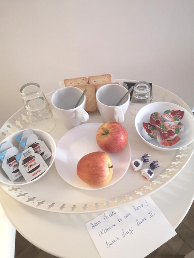 Domus Luigi Leone II Bed & Breakfast เนเปิลส์ ภายนอก รูปภาพ