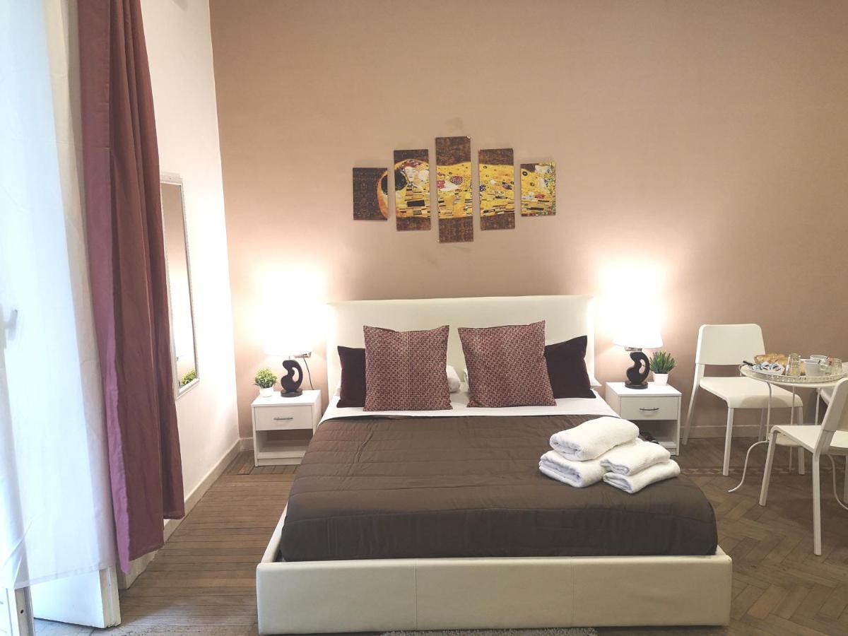 Domus Luigi Leone II Bed & Breakfast เนเปิลส์ ภายนอก รูปภาพ