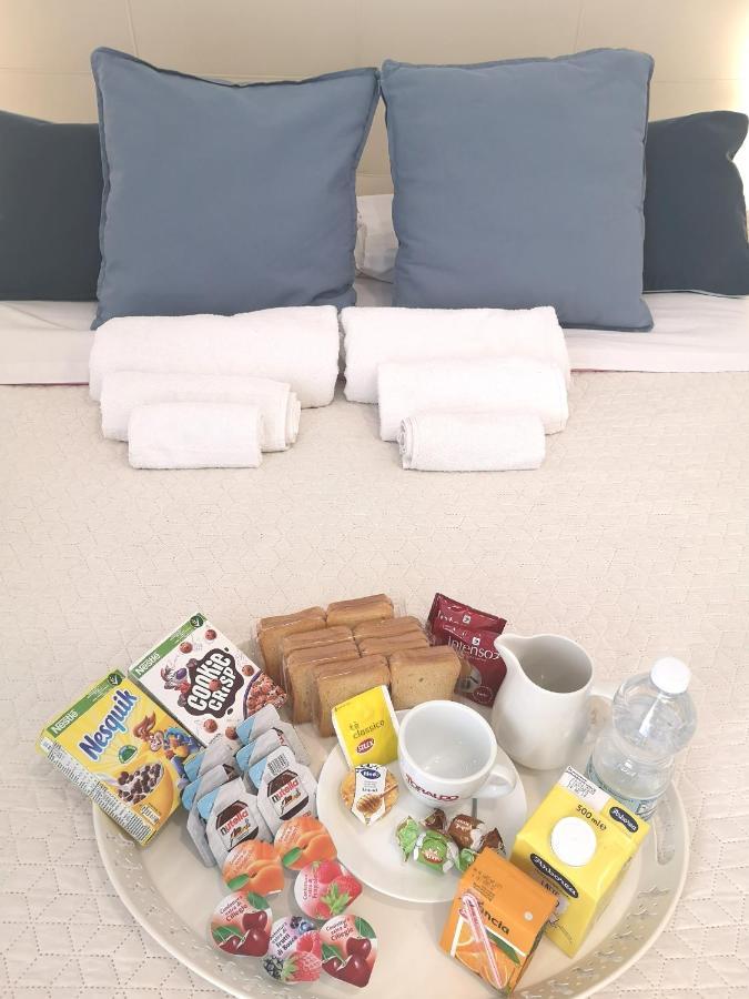 Domus Luigi Leone II Bed & Breakfast เนเปิลส์ ภายนอก รูปภาพ
