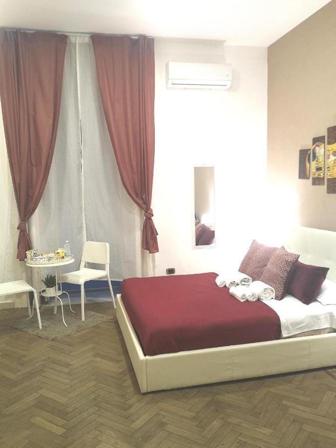 Domus Luigi Leone II Bed & Breakfast เนเปิลส์ ภายนอก รูปภาพ
